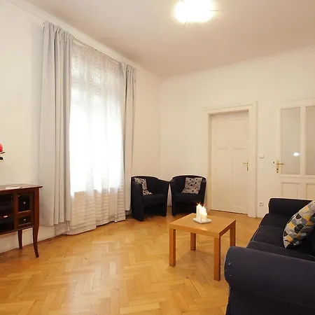 One-bedroom St.giles شقة *